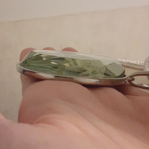 Floral Pendant Silver Tone Circle Necklace (C 1945) - Picture 6 of 6